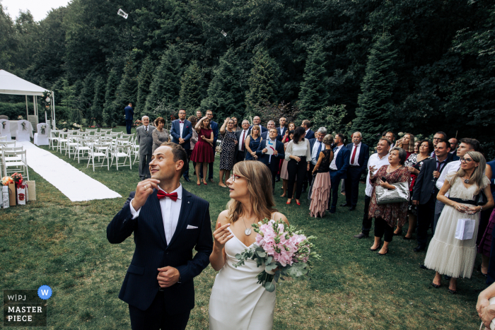 Lodz, Polonia, fotografia di matrimonio: gli sposi si gettano gli occhiali uno dietro l'altro dopo aver bevuto un brindisi tradizionale