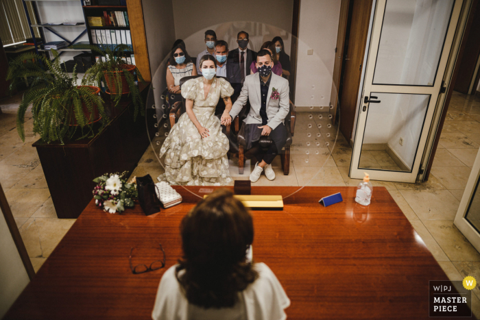 Portogallo Fotografia di matrimonio della sposa e dello sposo durante la cerimonia COVID