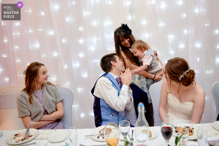 Foto do casamento na Inglaterra da noiva e do noivo dando as boas-vindas aos convidados