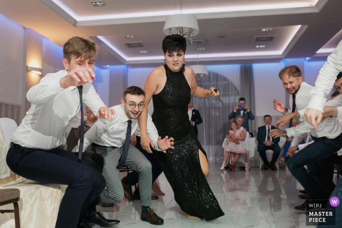 Fotografía de boda de Malopolskie que muestra un juego divertido durante la recepción