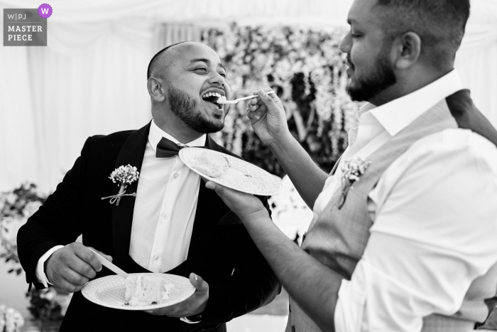 Trouwfoto uit Birmingham, VK van een zoete cake die gedeeld wordt