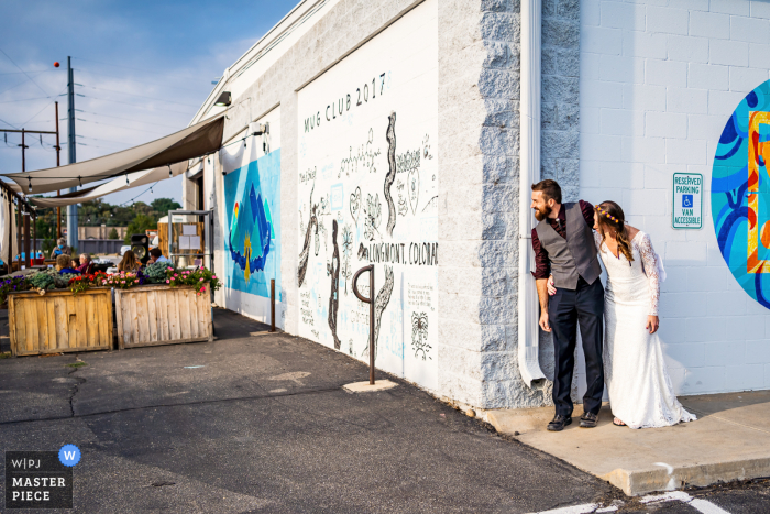 Fotografia de casamento da Shoes & Brews, Longmont, CO, dos noivos pouco antes de sua grande entrada