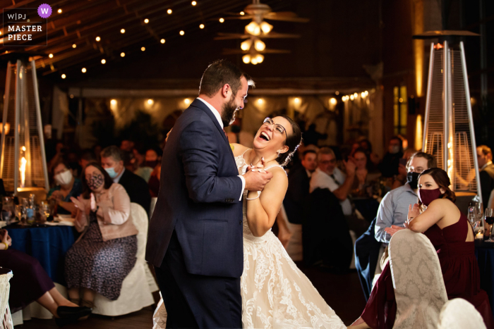 Hochzeitsfoto vom Desmond Hotel Malvern, PA der Braut, die während des ersten Tanzes bei der Hochzeit lacht