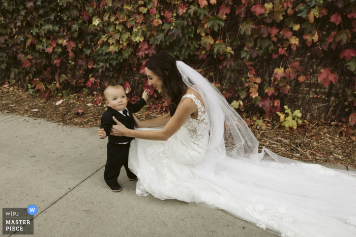 Hochzeitsfoto vom Sanctuary Events Center, Fargo, ND – die Braut sieht ihren kleinen Jungen an ihrem Hochzeitstag zum ersten Mal.