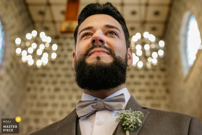 Fotografia di matrimonio dalla chiesa madre di Gramado dello sposo subito prima della cerimonia