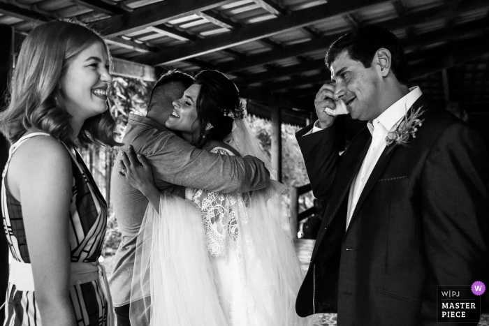 Goias wedding image of the bride and groom in an emotional image of tears and hugging at this home-based wedding Goias wedding image of the bride and groom in an emotional image of tears and hugging at this home-based wedding
