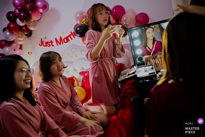 Shaanxi wedding image of the bride having her make up done and friends are joking