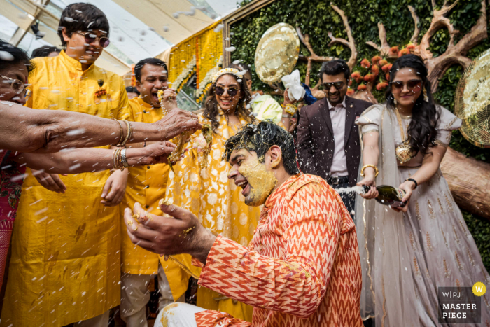 Fotografía de boda en Delhi, India del colorido ritual de Haldi y cúrcuma