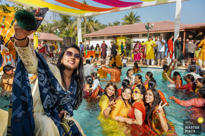 Hochzeitsfotografie in Ahmedabad, Indien von der festlichen Poolpartyzeremonie