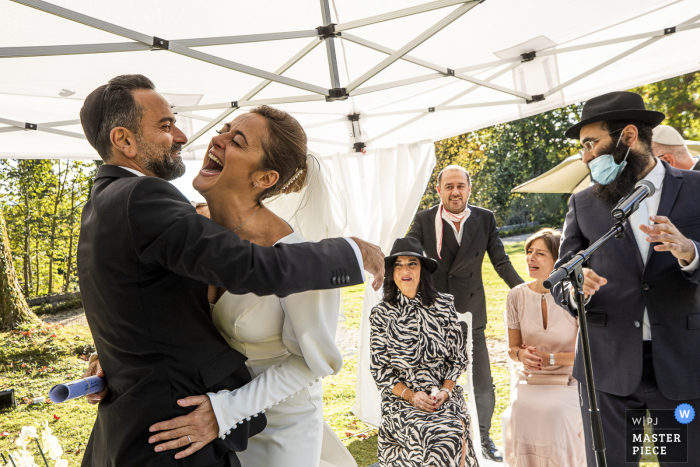Occitanie Jewish Ceremony wedding photography showing the Bride and groom during wishes Occitanie Jewish Ceremony wedding photography showing the Bride and groom during wishes