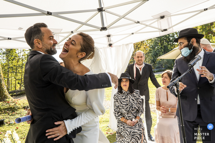 Hochzeitsfotografie der Occitanie Jewish Ceremony, die die Braut und den Bräutigam während der Wünsche zeigt