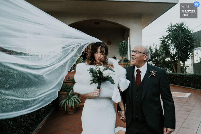 Hochzeitsfoto aus Rom, Italien, das an diesem Tag zu viel Wind zeigt - der Vater genießt das so sehr