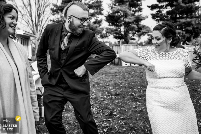 Fotografia de casamento em Kitchener Ontario mostrando abraços e solavancos ao ar livre