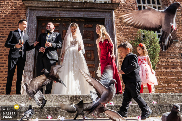 Sofia, Bulgarien, st. Sofia Kirchenhochzeitsfotografie zeigt das Brautpaar, das die Kirche verlässt und von Tauben angegriffen wird