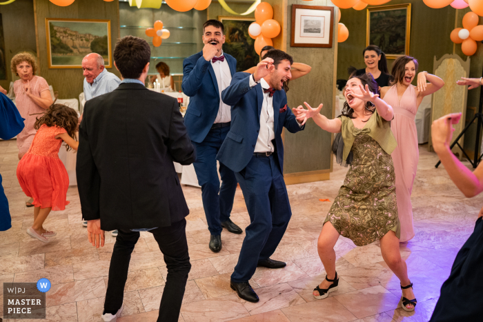 Fotografía de boda en un restaurante de Bulgaria de la recepción festiva Dance Party