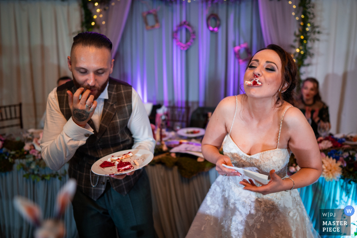 Bulgaria Restaurant huwelijksfotografie waarop het nieuwe stel te zien is dat geniet van hun lekkere cake