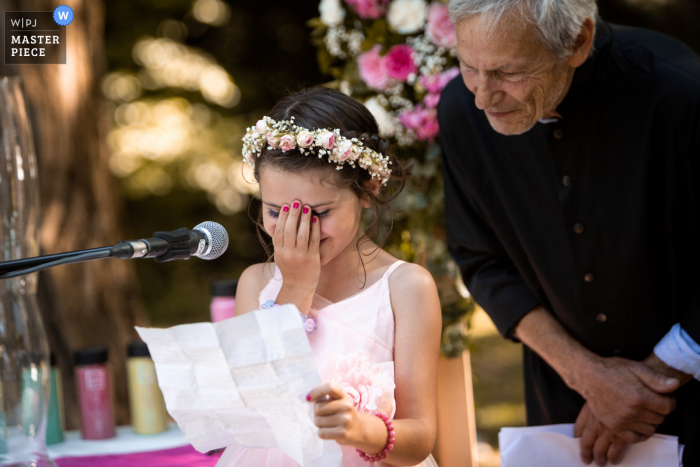 Tables de Crespin, Denat Zuid-Frankrijk huwelijksfotografie waarop te zien is dat de dochter van de bruid en bruidegom een ​​fout heeft gemaakt bij het lezen van haar woorden