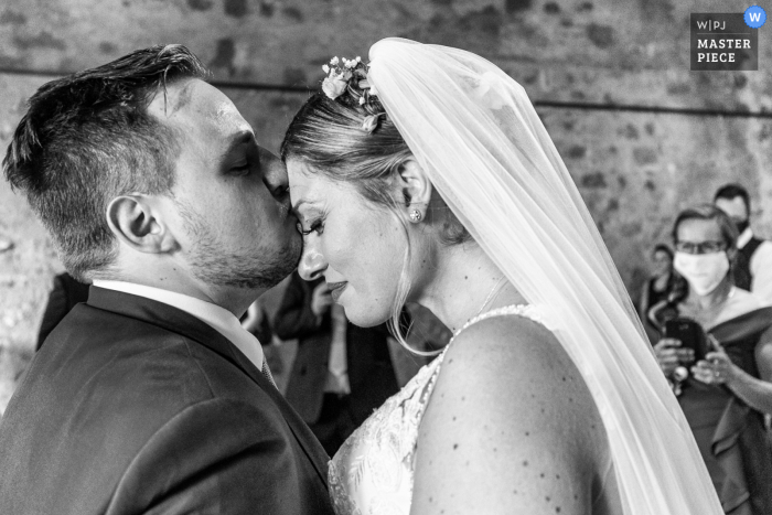 Palazzo Duchi di Santo Stefano, Taormina huwelijksfotografie toont Het moment waarop deze echtgenoten elkaar ontmoeten voor de ceremonie is intiem en intens