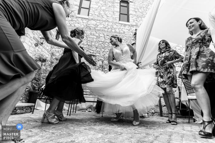 Villa Antonio, Taormina fotografia de casamento mostrando A alegria dessa noiva se torna contagiante para a mãe e a sogra, também arrastadas para o baile