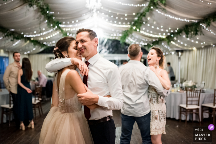 Vakarel, fotografía de boda de Villa Ekaterina en la pista de baile durante un momento de ternura