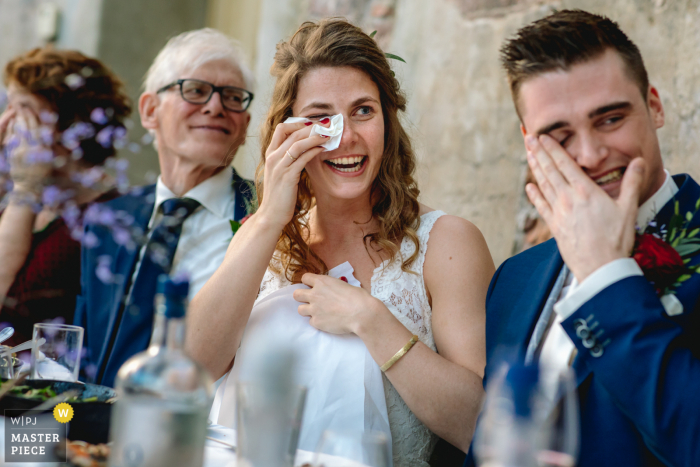 Paesi Bassi Foto del matrimonio della sede del ricevimento che mostra la coppia piangere durante i discorsi