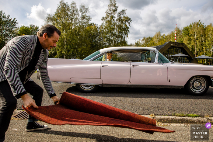 Vliegveld Twenthe foto de la boda creada cuando el Conductor coloca una alfombra roja para los novios