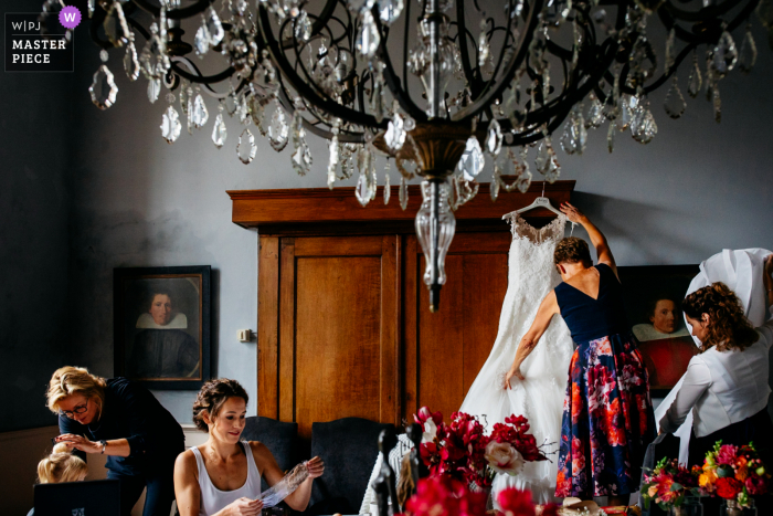 Foto de casamento na Holanda em uma cena cheia de preparação