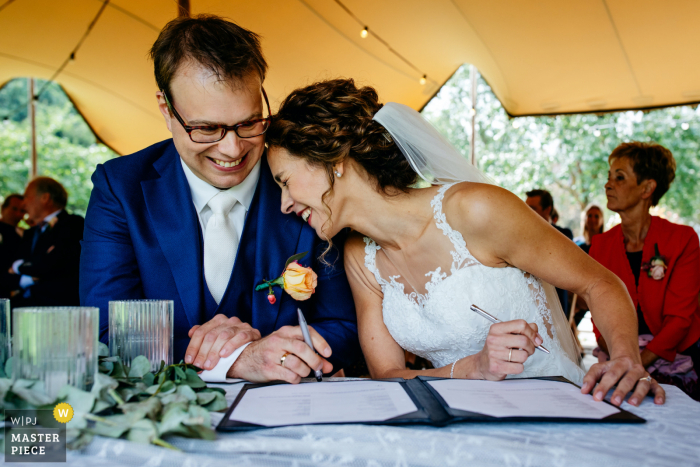 Fotografia de casamento da cerimônia da Holanda criada enquanto a noiva assina o contrato de casamento