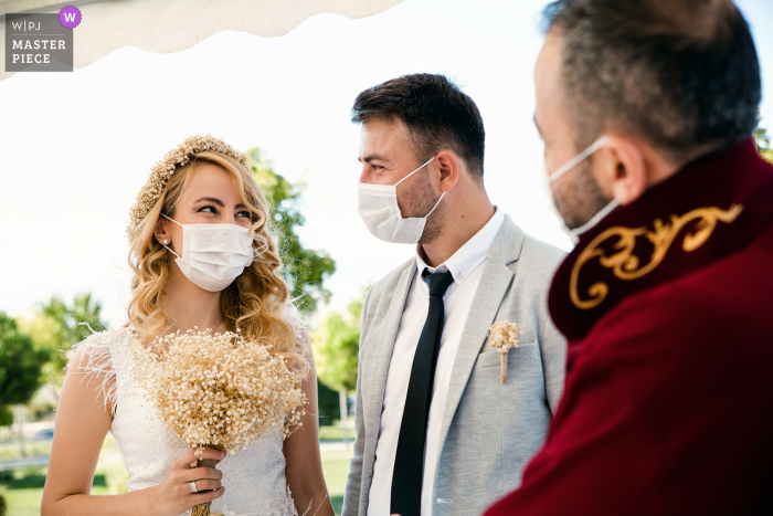 Istanbul trouwfoto met lachende gezichten ondanks de maskers