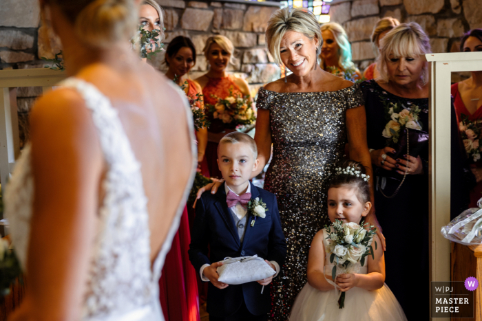 Harwich MA trouwfoto gemaakt terwijl moeder naar haar dochter kijkt voor de ceremonie