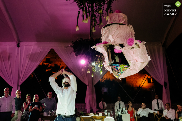 Oaxaca City wedding photographer captured the smashing of a wedding piñata at the Jardin Etnobotanico Oaxaca City wedding photographer captured the smashing of a wedding piñata at the Jardin Etnobotanico