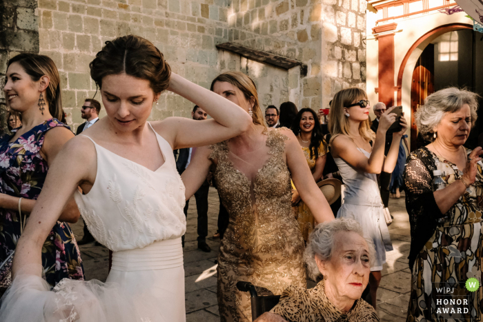 Fotografia de casamento em Oaxaca da cidade de Oaxaca com convidados e noivas ao ar livre