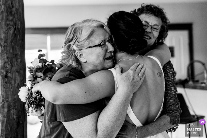 Fotografía de boda en Estados Unidos de la novia preparándose durante la preparación nupcial y Momentos con mamá