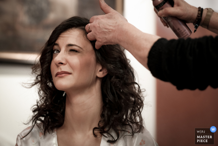 Casa della sposa fotografia di matrimonio della sposa e spray per capelli a sorpresa