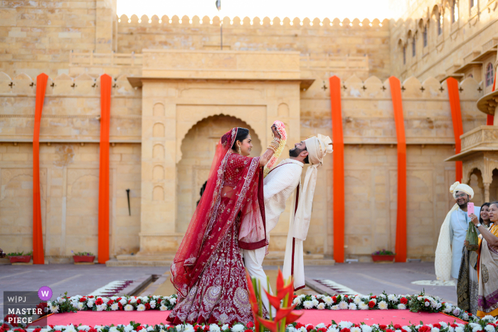 Jaisalmer, Indien-Hochzeitsfoto von Blumen während der Varmaal-Zeremonie