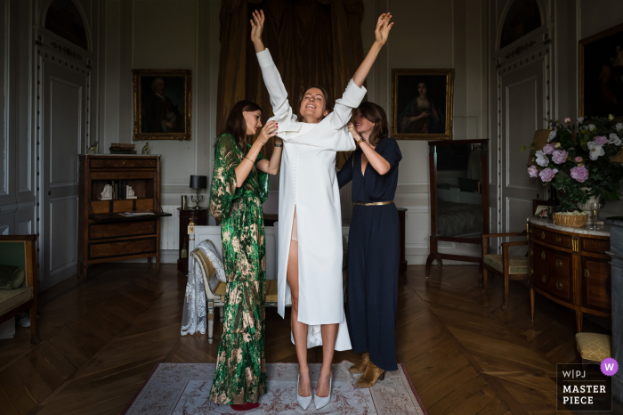 Fotografias de casamento em hotéis Auvergne-Rhône-Alpes, criadas quando a noiva veste seu vestido