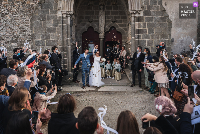 Kerk van Saint-Suliac, Frankrijk huwelijksfotografie van buitenaf na het einde van de ceremonie