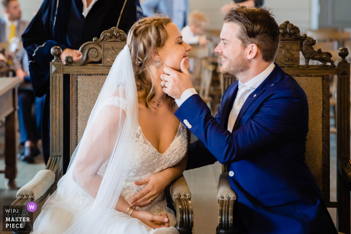 Cerimônia Noord Brabant - fotografia de casamento de um momento de ternura durante a cerimônia