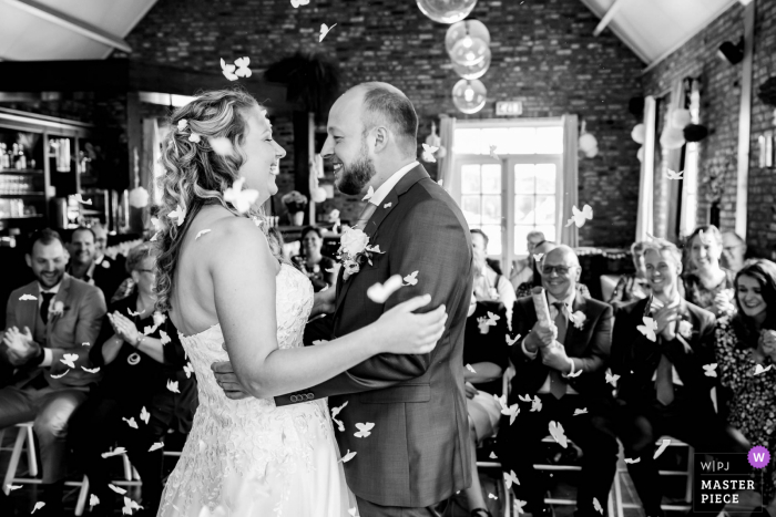 Noord-Brabantse ceremonie huwelijksfotografie van het omhelzende paar tijdens de ceremonie