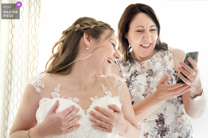 Foto do casamento da futura noiva em Toulouse mostra uma foto em seu telefone e gargalhadas da futura noiva