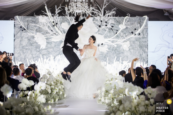 Fotografía de la boda del hotel en Shanghai, China de cuando el novio y la novia salieron después de la ceremonia, el novio saltó emocionado