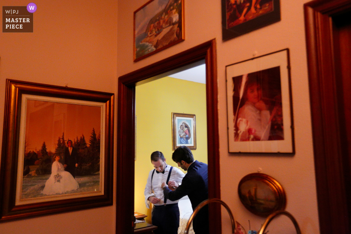 Torino, Itália, fotografia de casamento caseiro do noivo se preparando