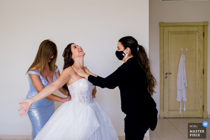 Foto de casamento da noiva em casa em Dubai curtindo os mimos