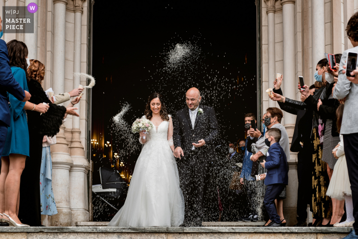 Fotografia de casamento da Igreja da Apúlia mostrando a alegria dos cônjuges na saída