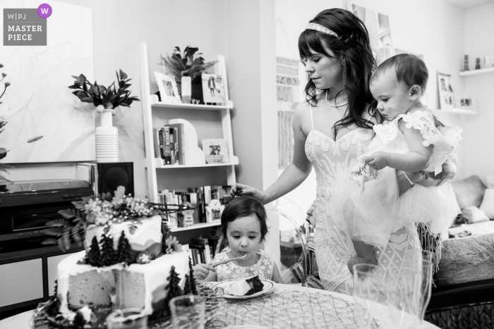 Foto de la boda de Pennsylvania Home que muestra a la novia tomando un momento con sus dos hijas antes de que salgan de la casa para dirigirse a las montañas para su ceremonia de fuga.