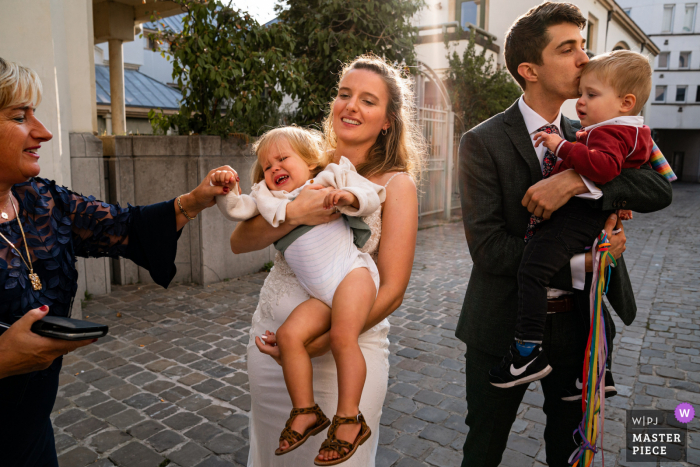 Gent, Bélgica, fotografia de casamento mostrando crianças sendo crianças com a noiva e o noivo