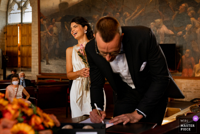 Fotografia do casamento da Câmara Municipal em Leuven, assinando e oficializando-o