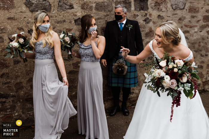 Lindores Abbey-distilleerderij, huwelijksfoto van Newburgh met de bruid vóór de ceremonie met bruidsmeisjes