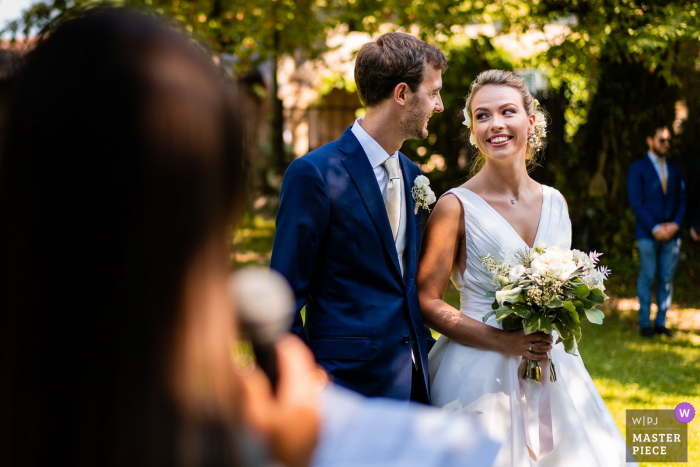 Castello di Strassoldo, Cervignano, Italia foto de boda de Smiles durante una ceremonia en el jardín al aire libre