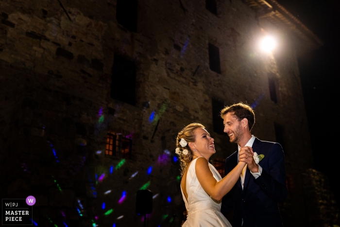 Castello di Strassoldo, Cervignano, Italië trouwfoto van de eerste dans in een donkere omgeving